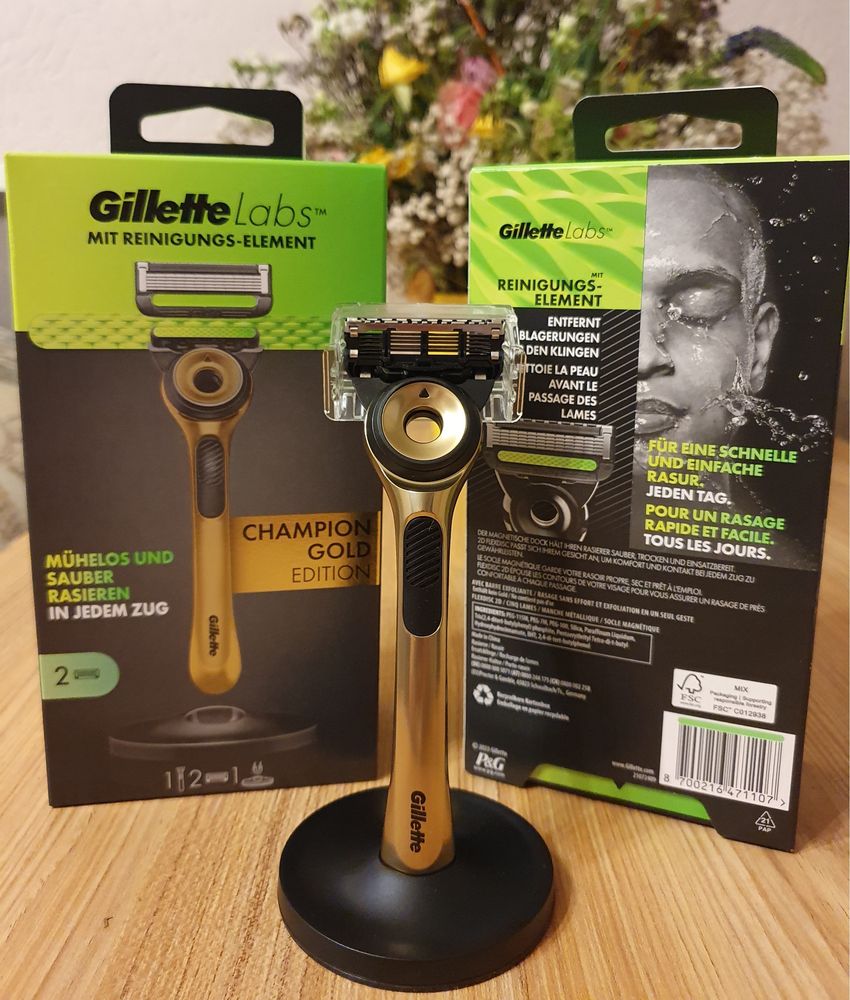 Бритва Gillette Labs с отшелушивающей полоской (магнитная подставка)