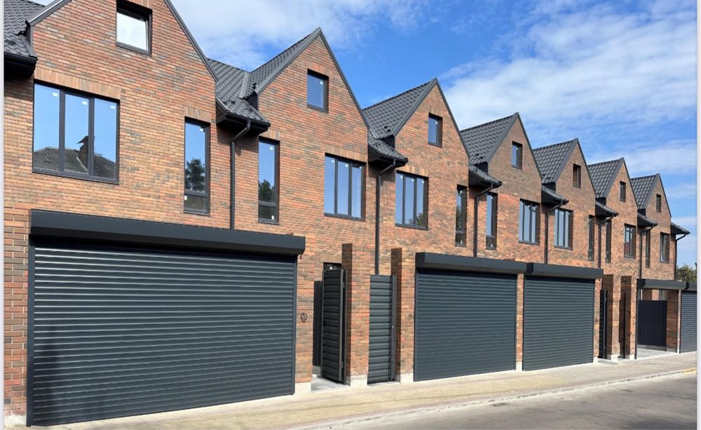 Цегляний ТАУНХАУС з переднім і заднім двором. Газ