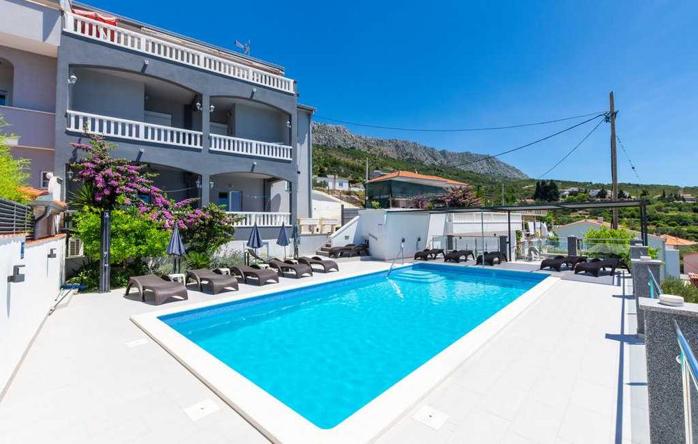 Wakacje, Chorwacja, okolice Omis, apartament dla 8 osób z basenem