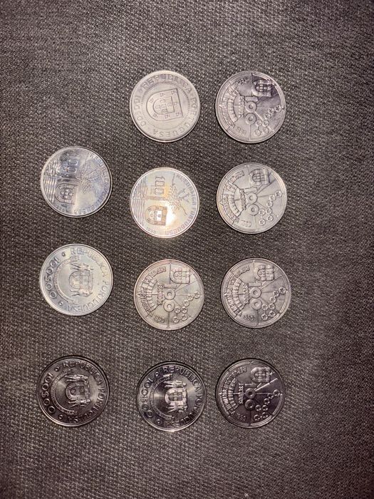 125 moedas de escudo: 200, 100, 50, 25, 5, 1 , 50 cent + 30 de paises