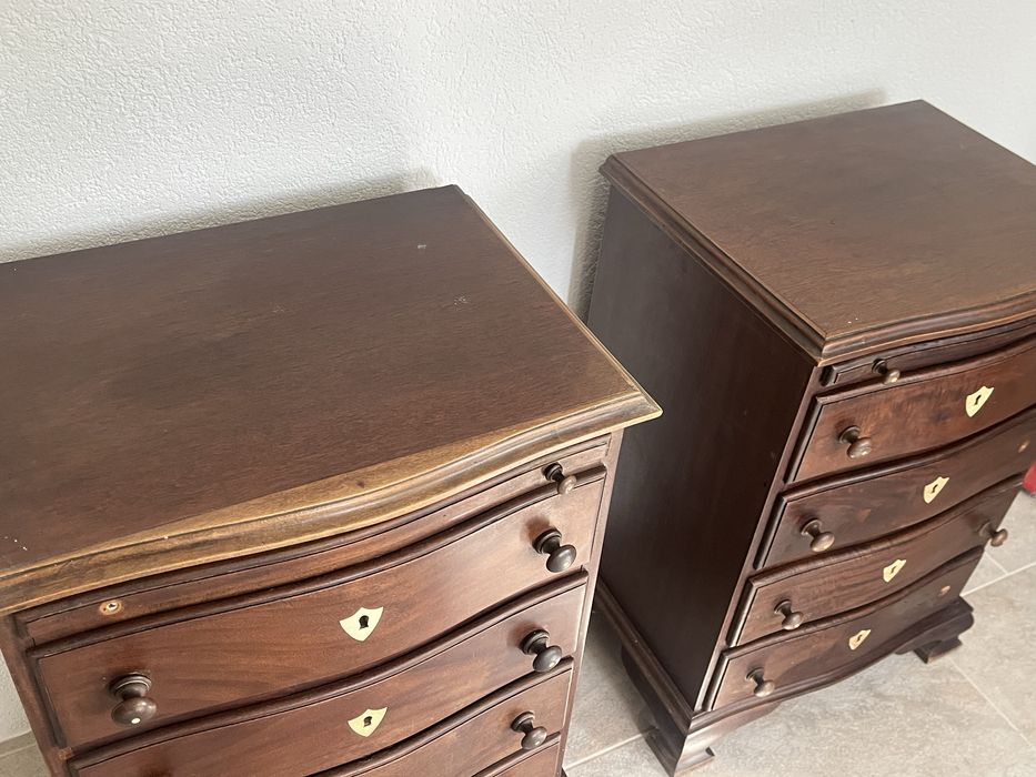 Mesa de cabeceira classica