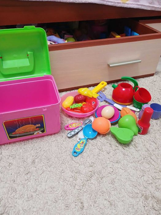 Дитяча посуда з фруктами