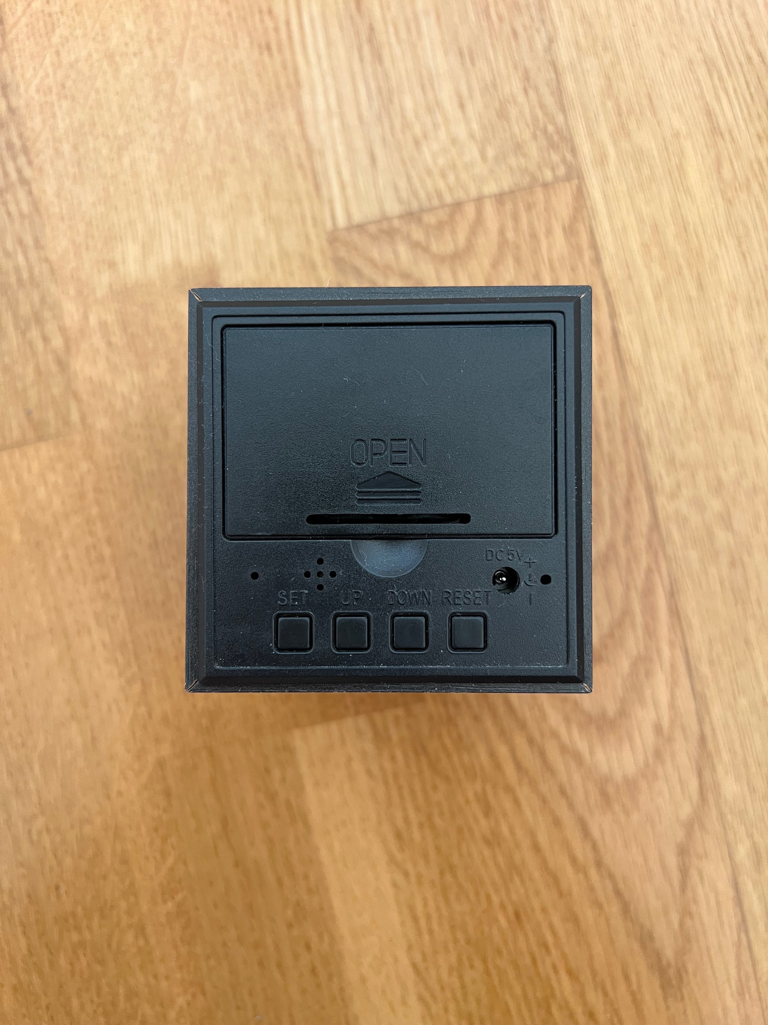 Relógio despertador de mesa cubo preto Gato Preto