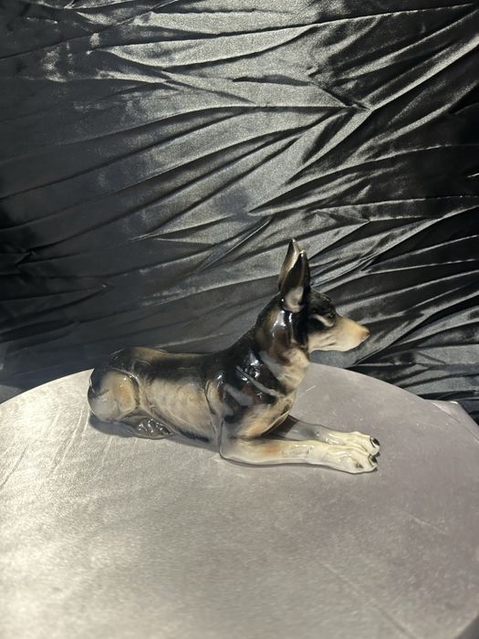 Porcelanowa figurka psa – sygnowana – dekoracyjna i kolekcjonerska