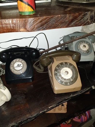 Canecas e telefones antigos