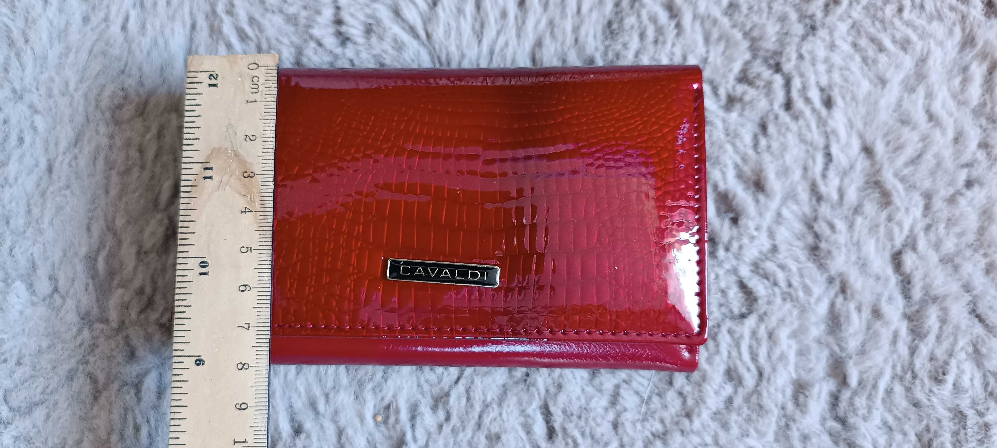 Damski czerwony portfel z naturalnej lakierowanej skóry