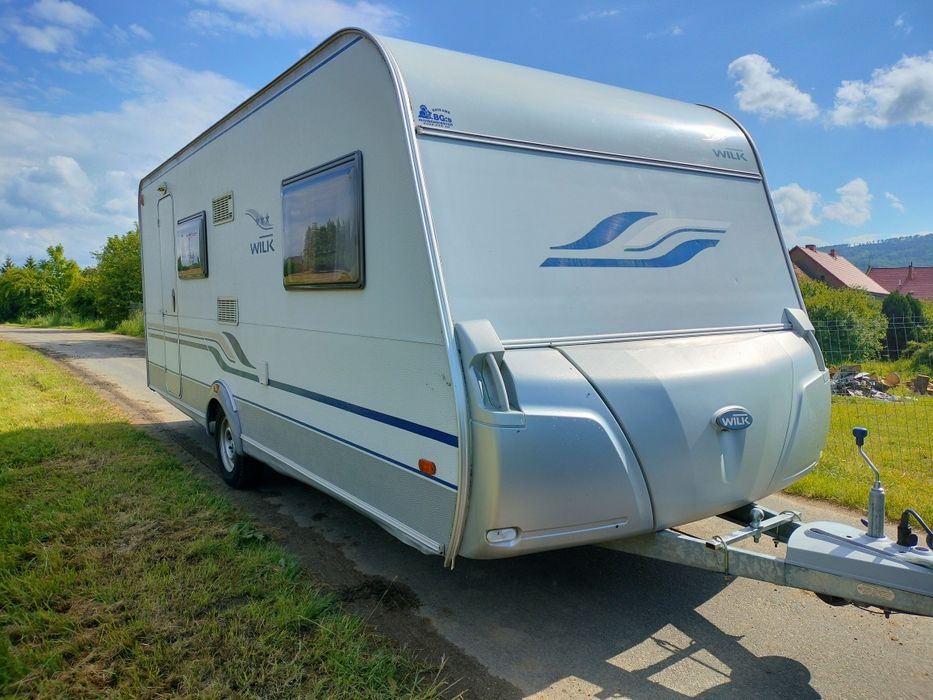 Przyczepa kempingowa WILK przedsionek ciepła woda 6 osobowa