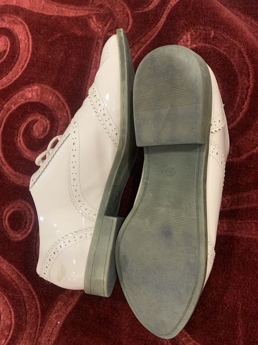 Sapatos rasos em verniz beije com atacadores