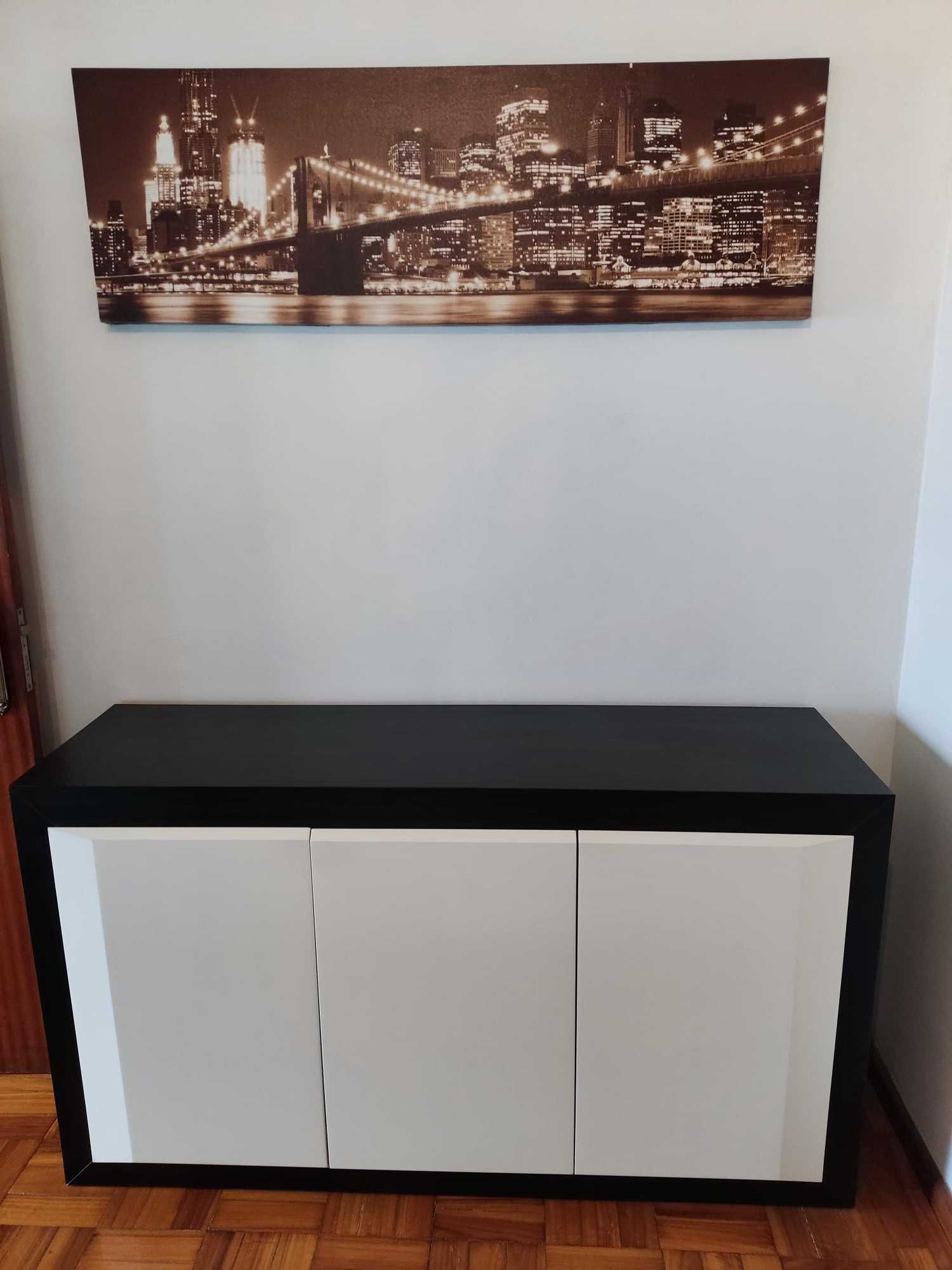 Aparador com design contemporâneo em bom estado geral