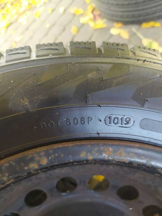 Шини зимові R 15 Hankook та Nokian разом із металевим диском