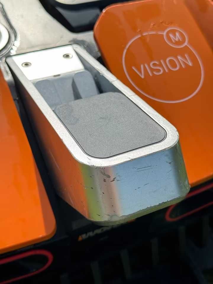 Samojezdny robot koszący Worx Landroid Vision M800 ze śladami używania