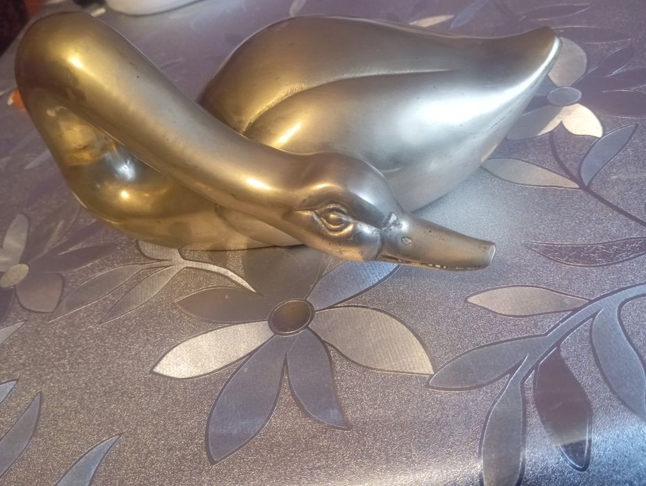 Rzeźba śpiącego łabędzia