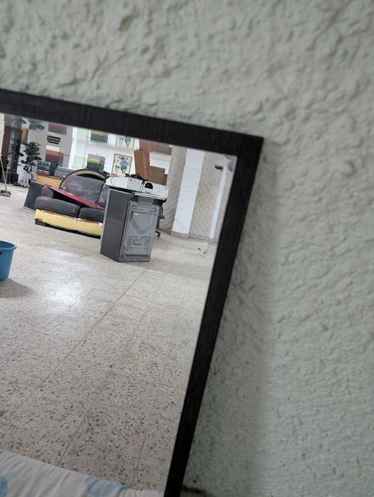 Espelho com estrutura de madeira