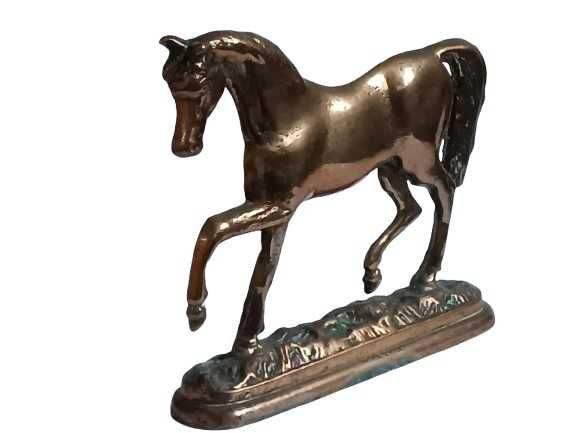 Mosiężna figurka konia vintage – ozdoba kolekcjonerska retro
