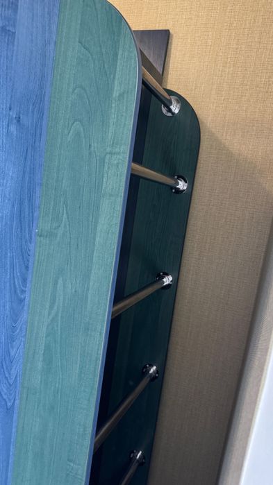 Двохярусне ліжко з матрасами та шафою