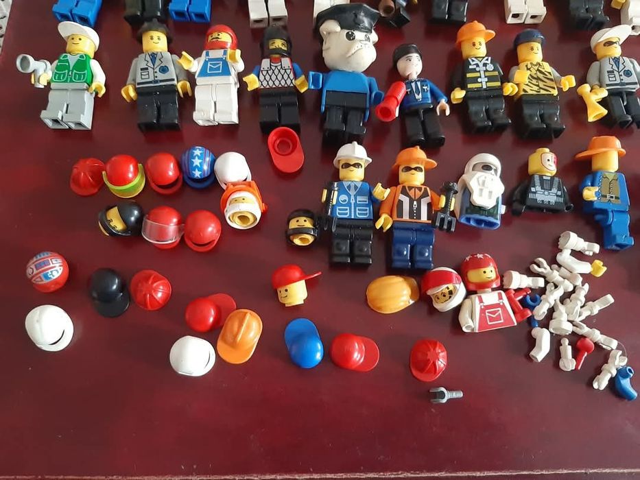 Conjunto de 20 Minifugures da Lego, 1 Fabuland Figura Bulldog
e vários