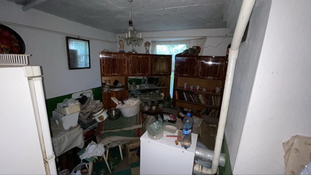 Продам хату. На подвірʼї гараж кухня сарай комора.