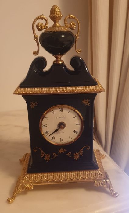 Relógio decorativo.