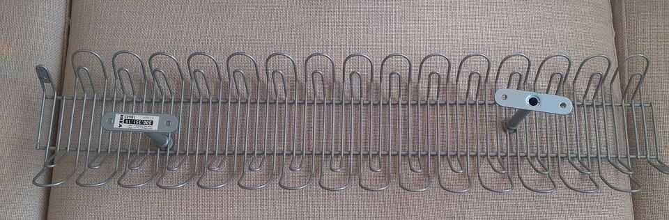 Suporte para  fios e cabos debaixo da secretária