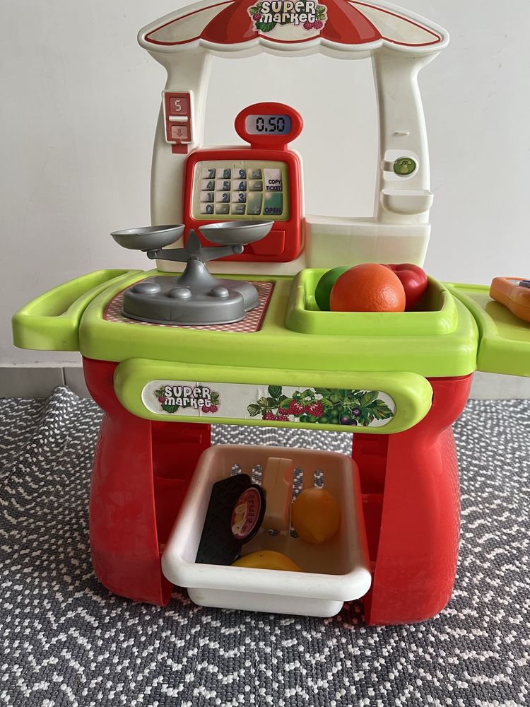 Andarilho com piano e outros brinquedos
