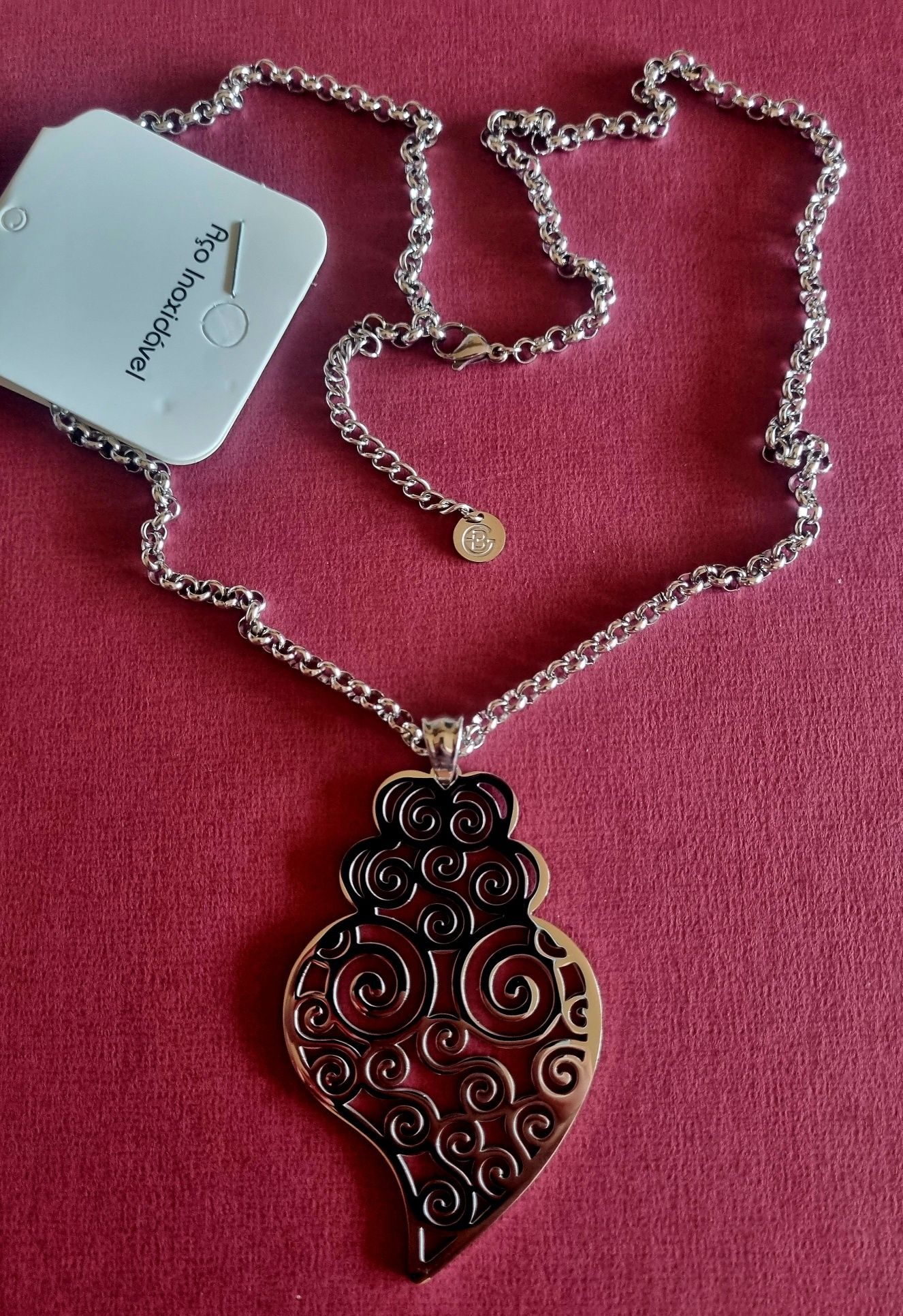 Colar comprido prateado, em aço, com grande coração de Viana. Extensor