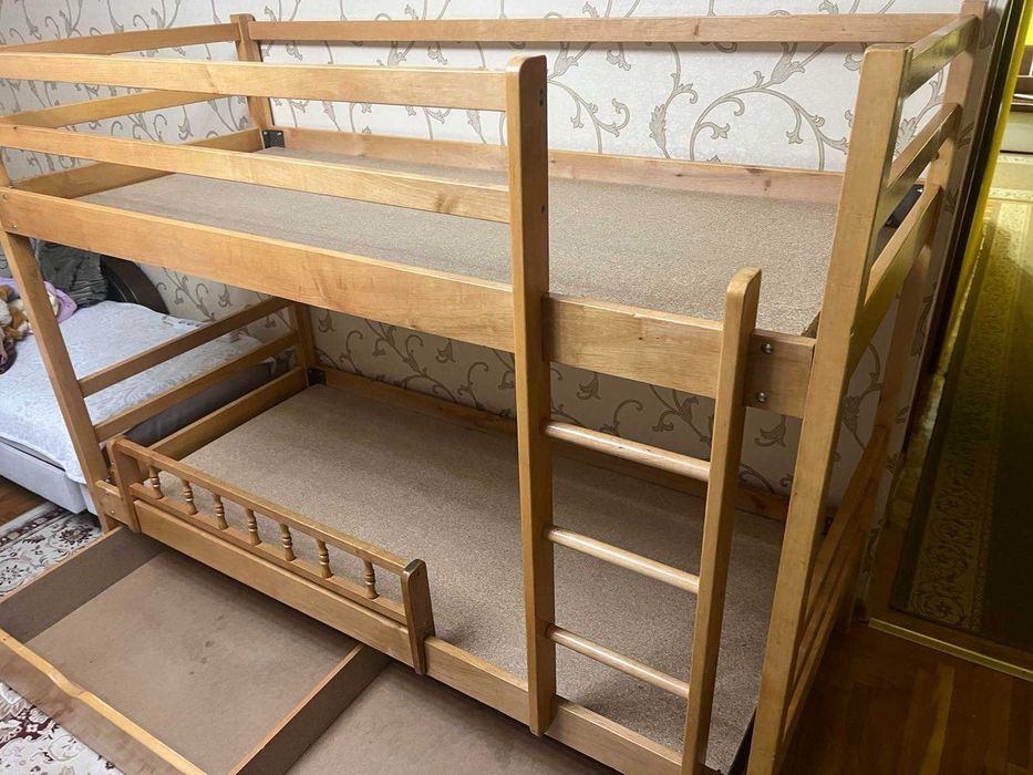 Ліжко двоярусне, дерев'яне, дитяче