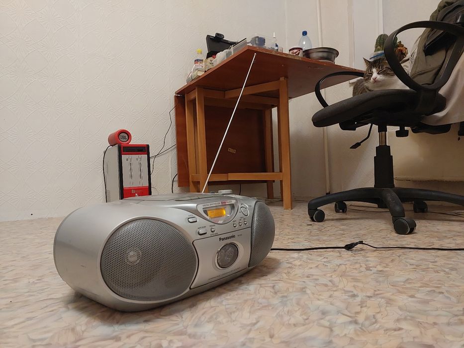 Бумбокс(магнітола)славнозвісної торгової марки Panasoniс:програє cd -д