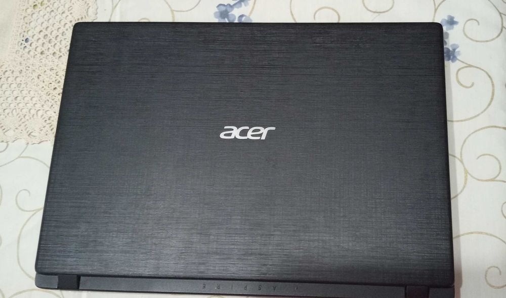 Portátil marca Acer, como novo.