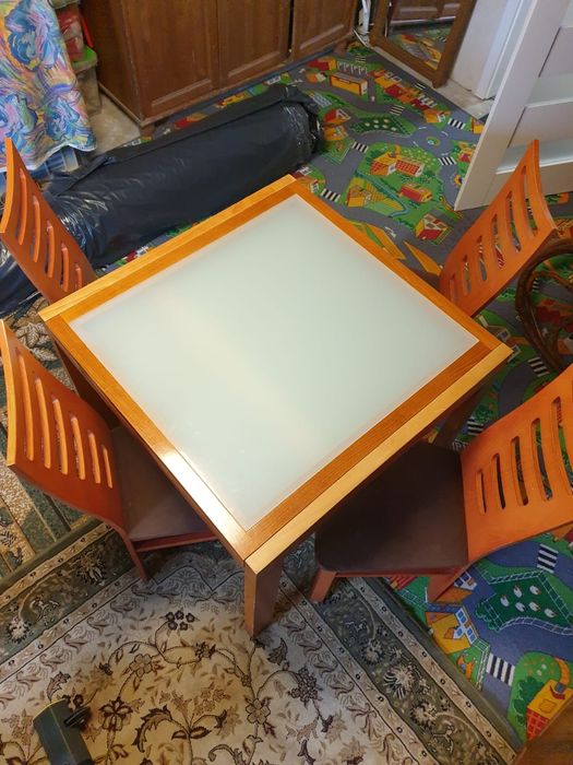 Stol plus krzesla. Rozkładany. Szklany