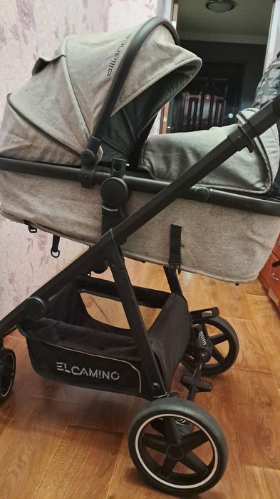 Коляска в чудовому стані. Все ціле все працює. В користуванні була рік