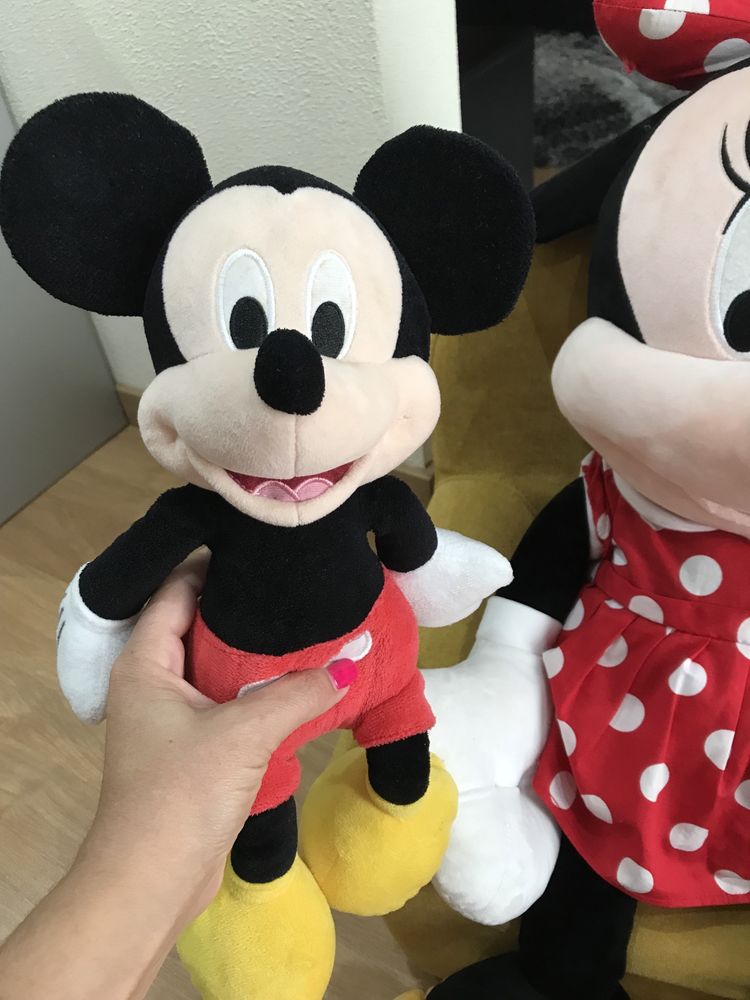 Vendo sofa crianca, duas Minnie’s e um Mickey peluches