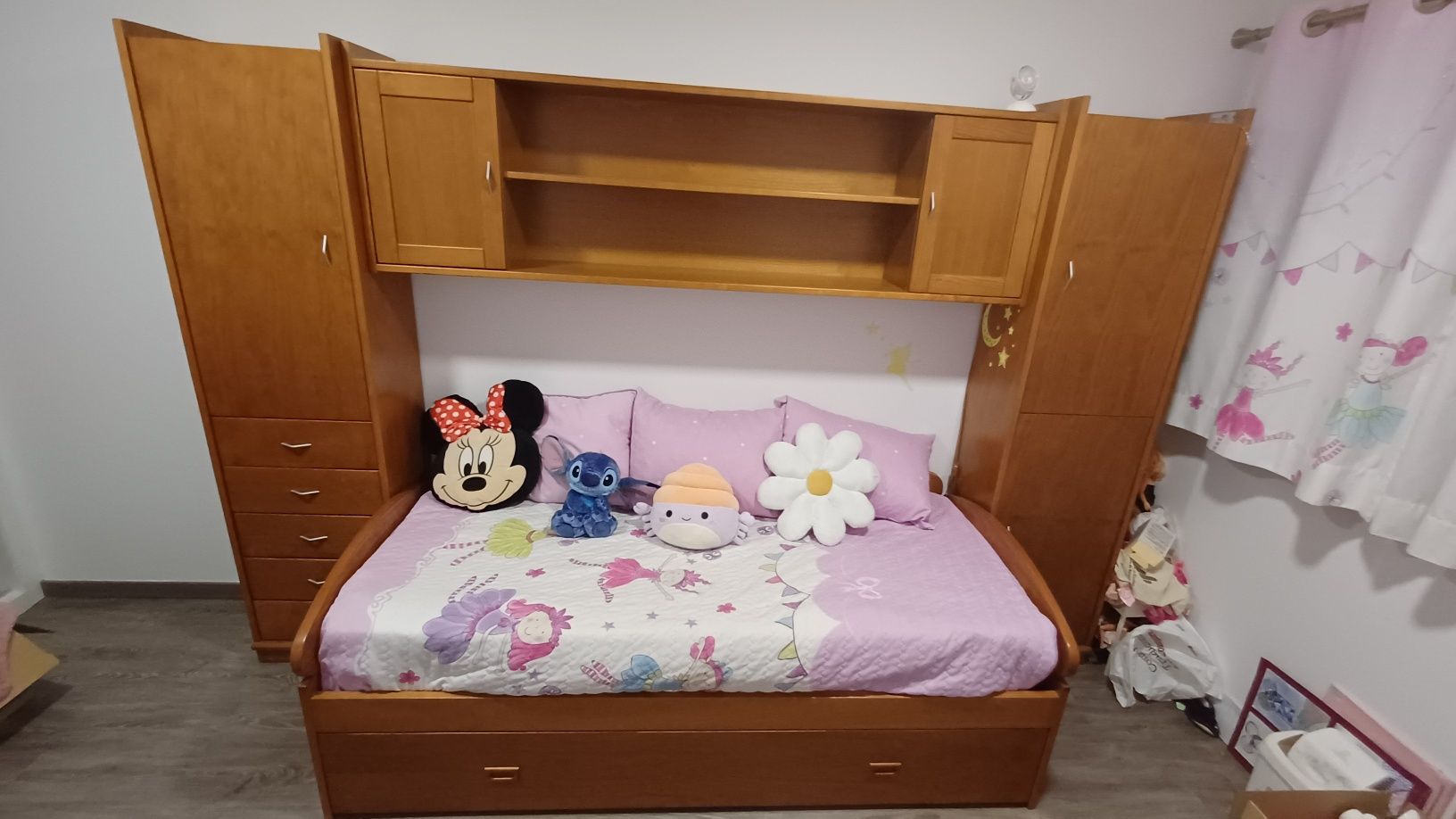 Mobília quarto / estudio, com 2 camas, em excelente estado.