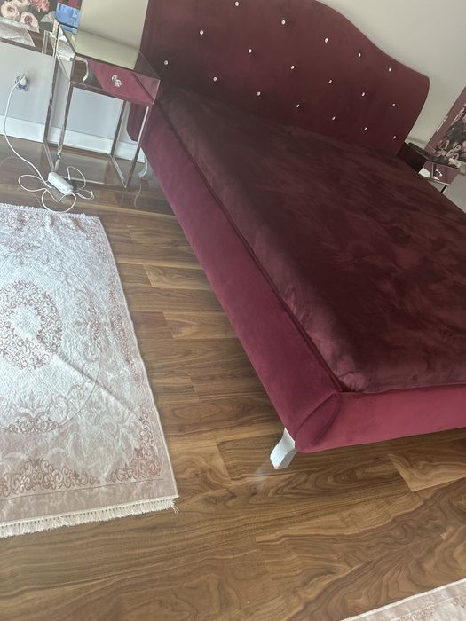 Łóżko bordowe glamour