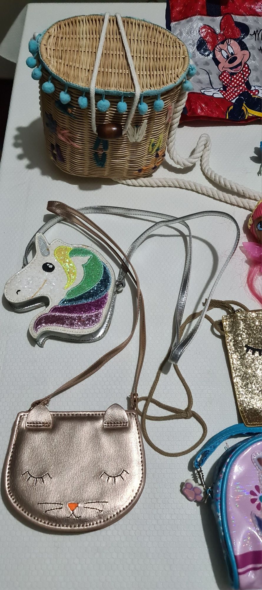 Conjunto para crianças.  Bonecas e carteiras.