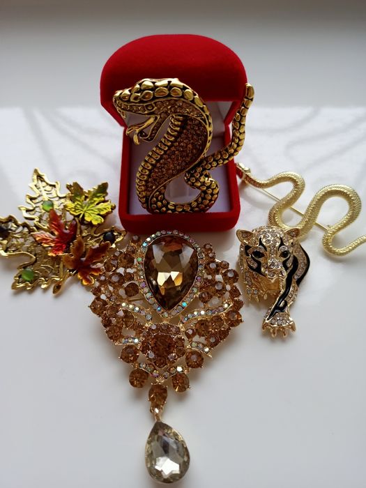 Красивые брошки. Отличный подарок .