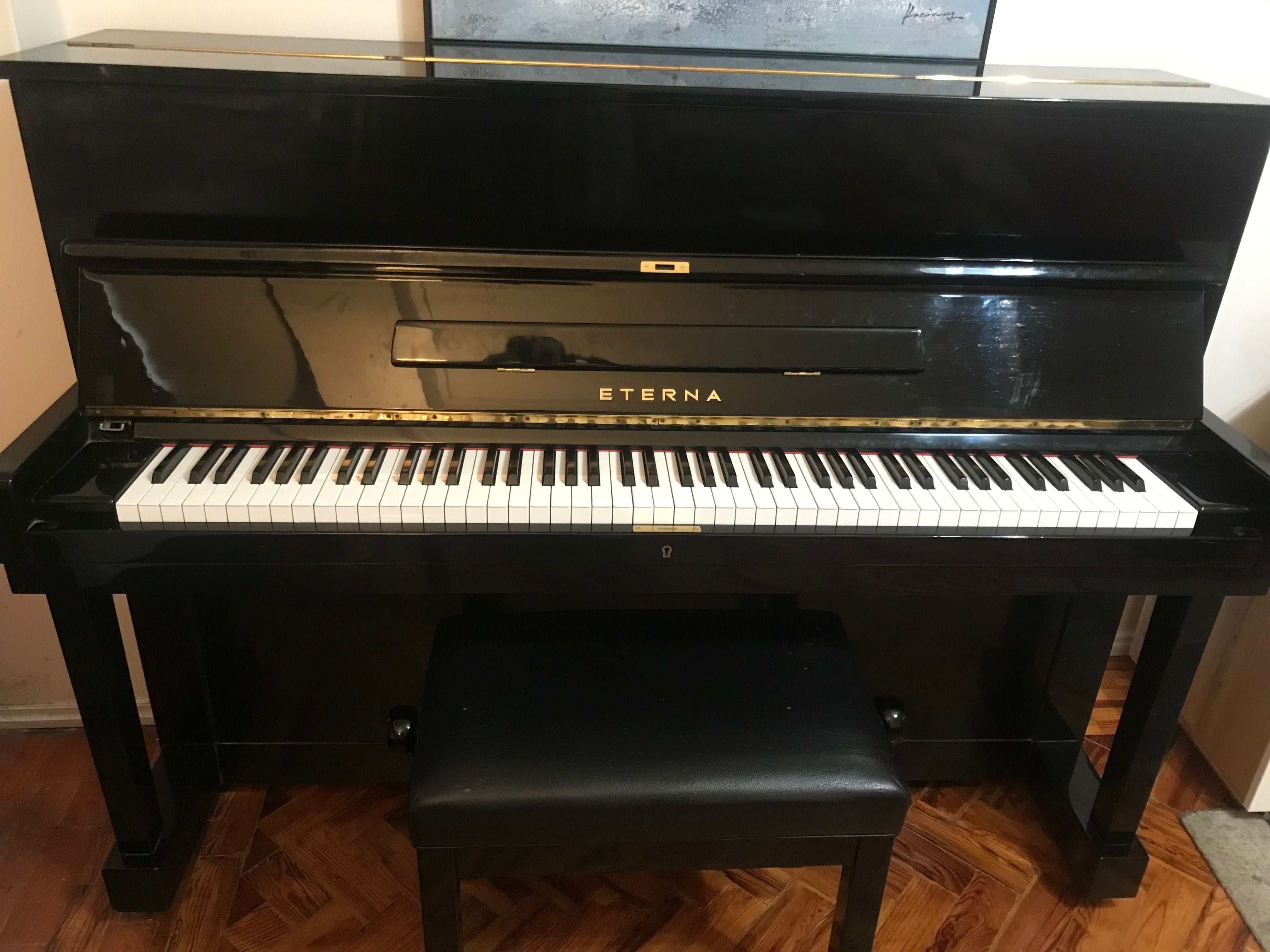 Piano a acustico vertical Eterna , feito pela Yamaha