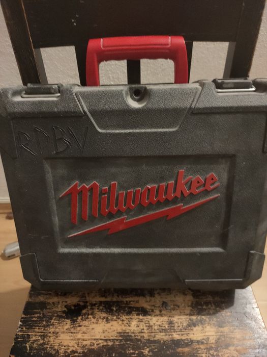 Aparafusadeira/berbequim próximo a fogueteiro