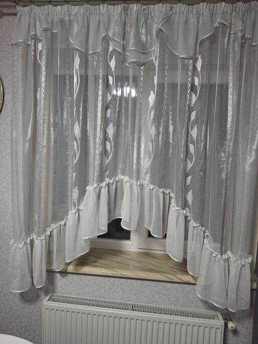 Штора-арка біло-срібляста в ідеальному стані