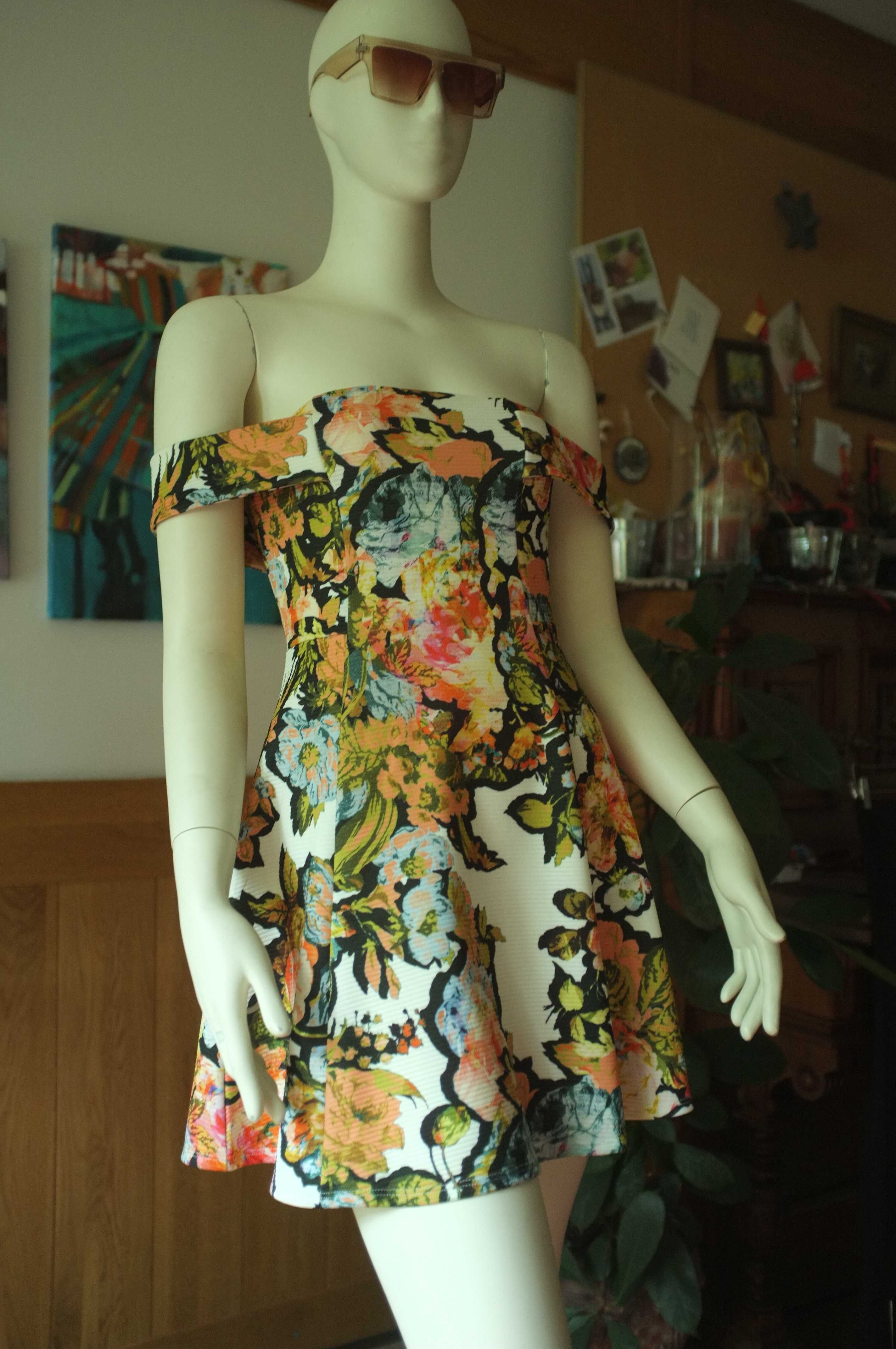 koktajlowa sukienka bardotka Asos w kwaty Floral 38 retro