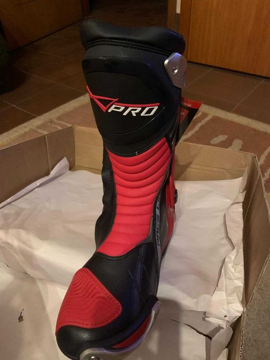 Botas novas para mota de pista