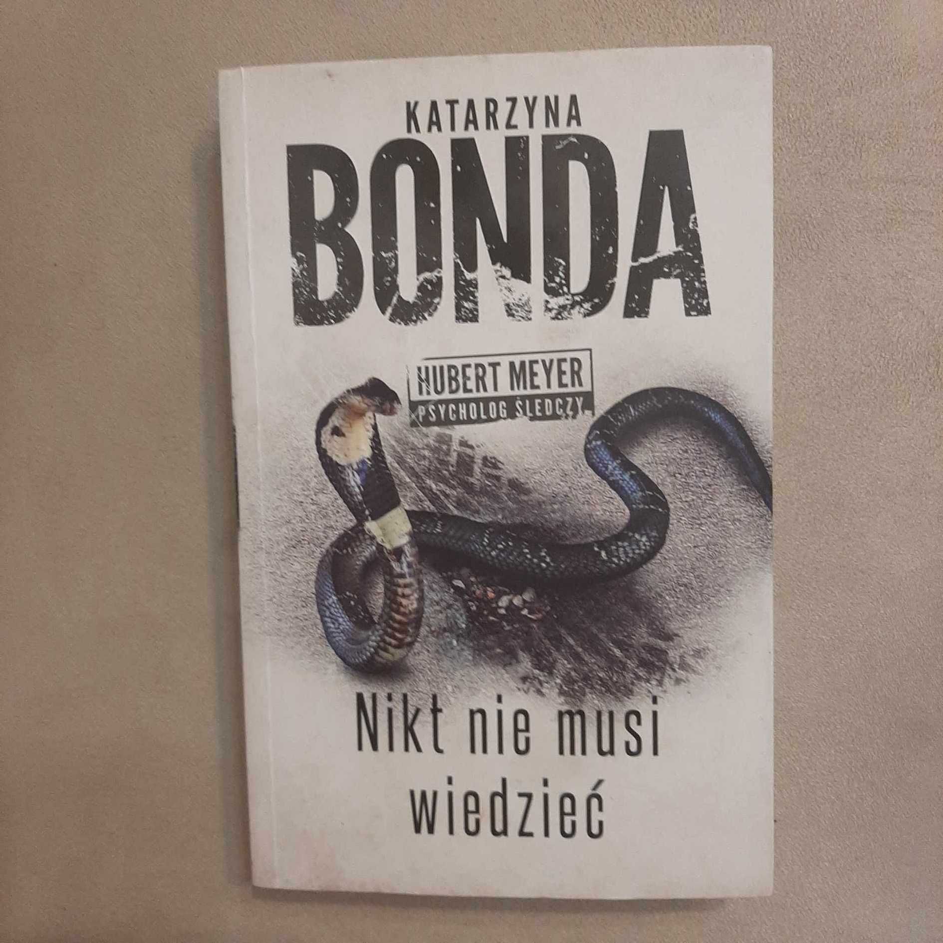 Katarzyna Bonda "Nikt nie musi wiedzieć" miękka oprawa - wyd. 1 2021