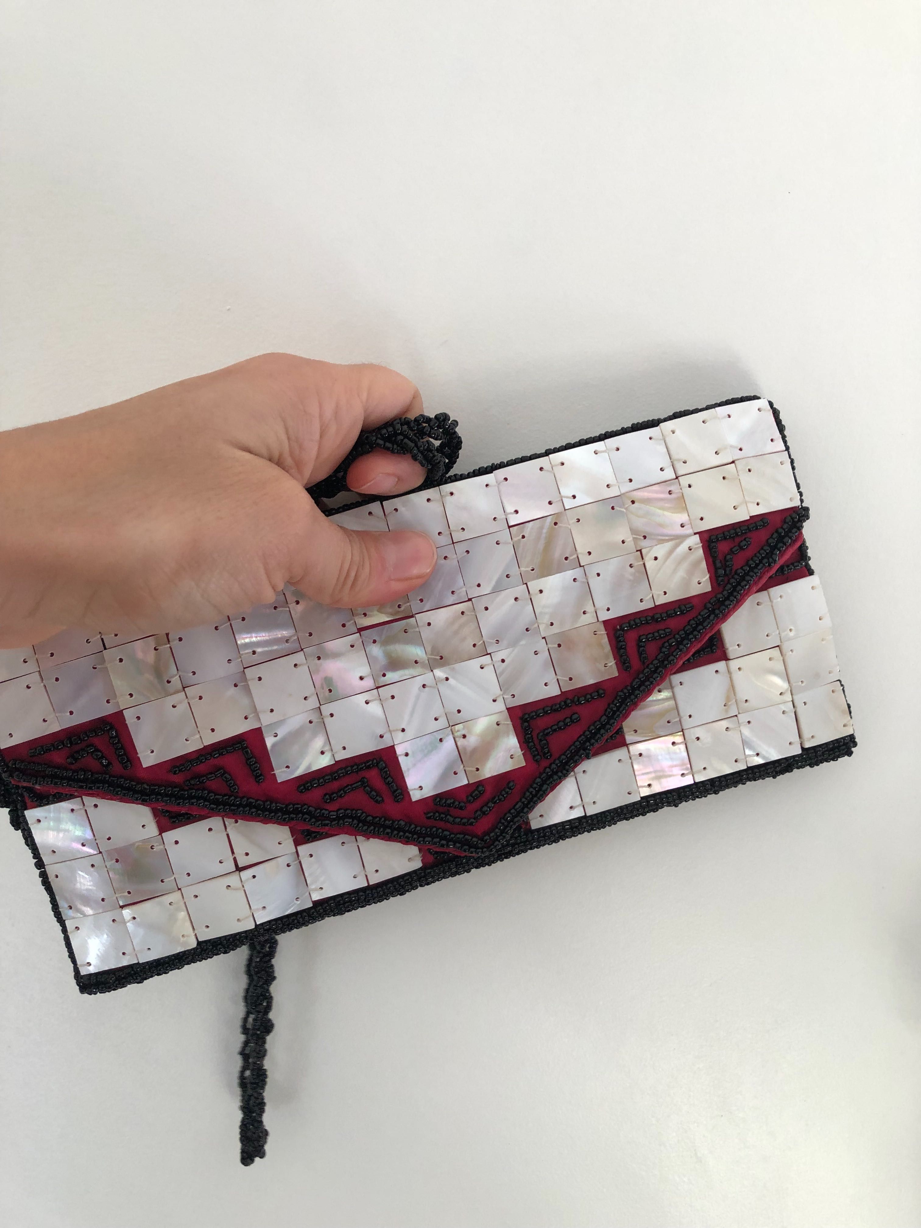 Carteira clutch em madrepérola e missangas