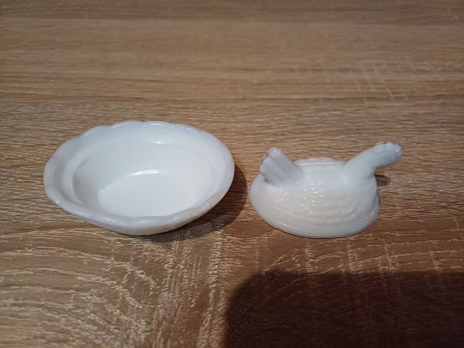 Mała szklana kura solniczka