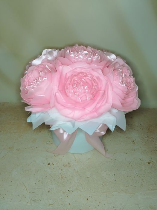 Букет із атласних півоній