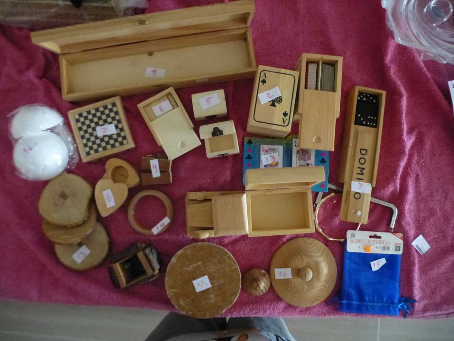 Diversas caixas e materiais para artesanato