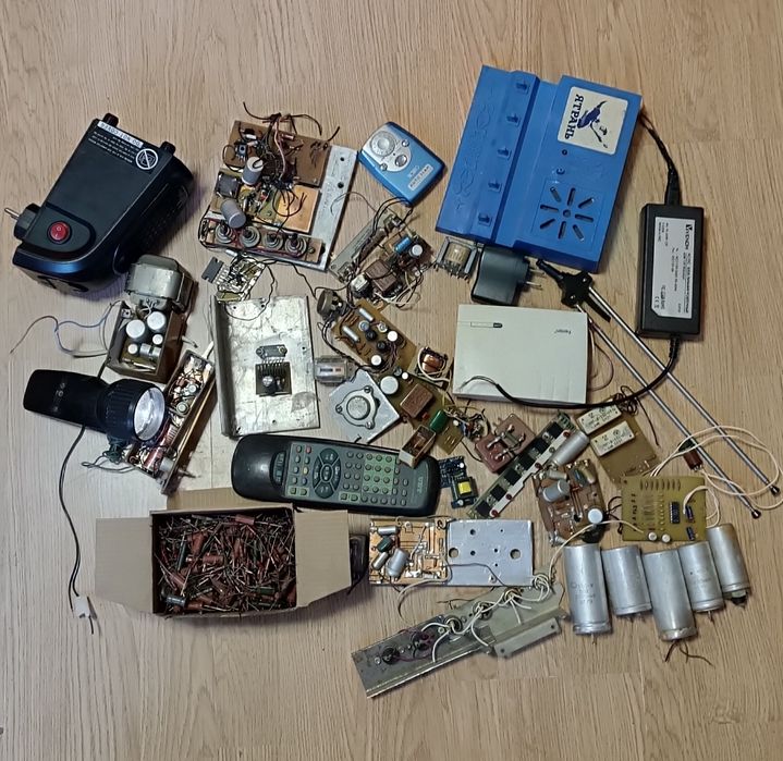 Набір резисторів плюс ліхтарик робочий заряджається від мережі, діоди.