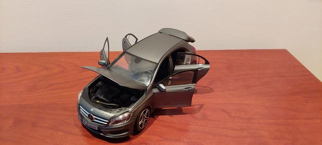 Miniatura Mercedes 1:18 Norev