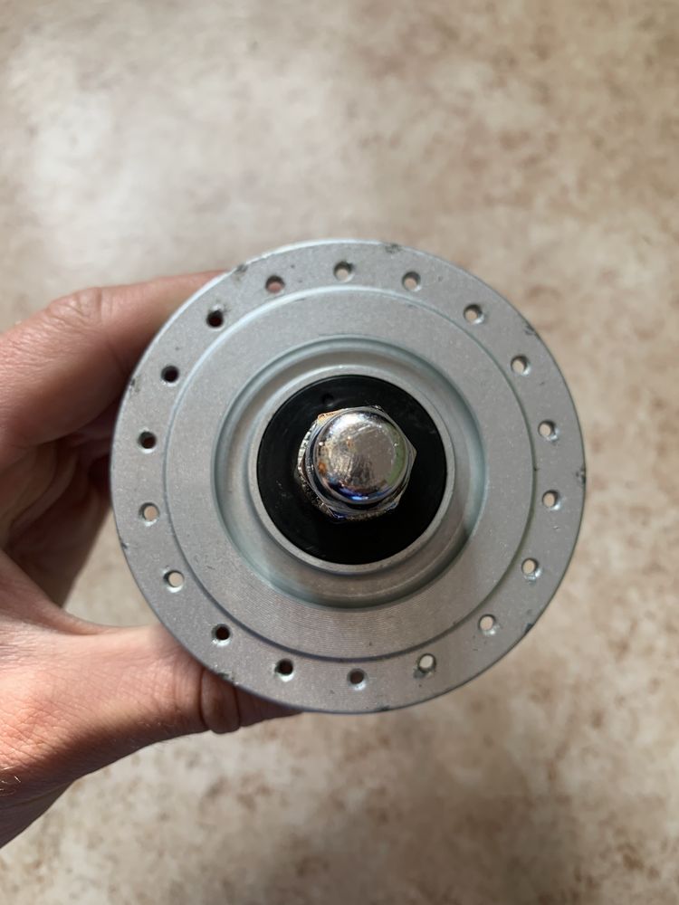 Динамо втулка Shimano передня