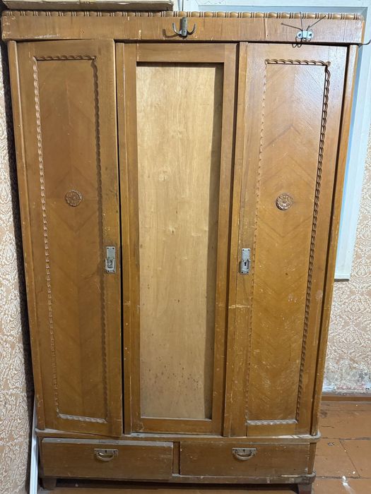 Продам шкаф дубовый.