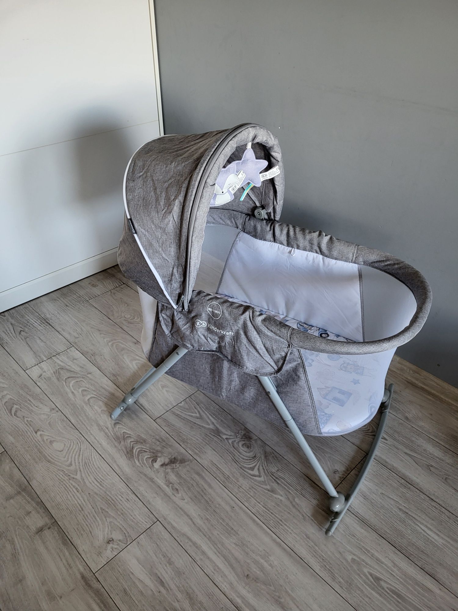 Łóżeczko KINDERKRAFT Lovi Szary + gratis prześcieradła